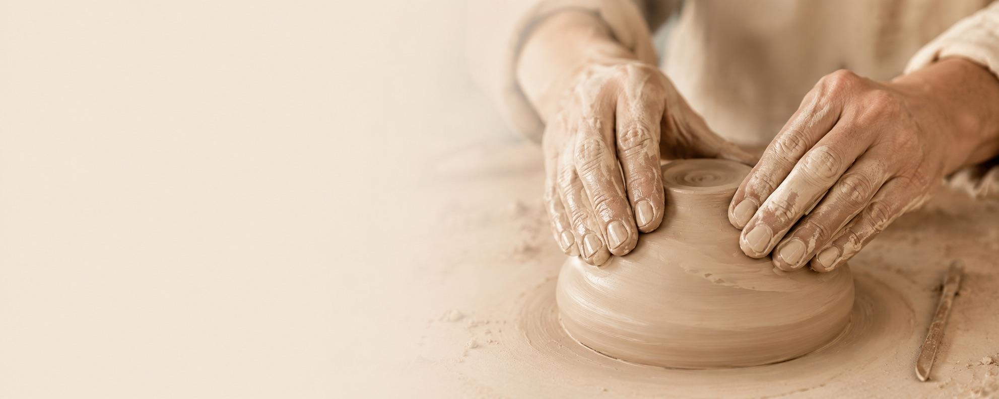 Laia Pla trabajando una escultura en el taller