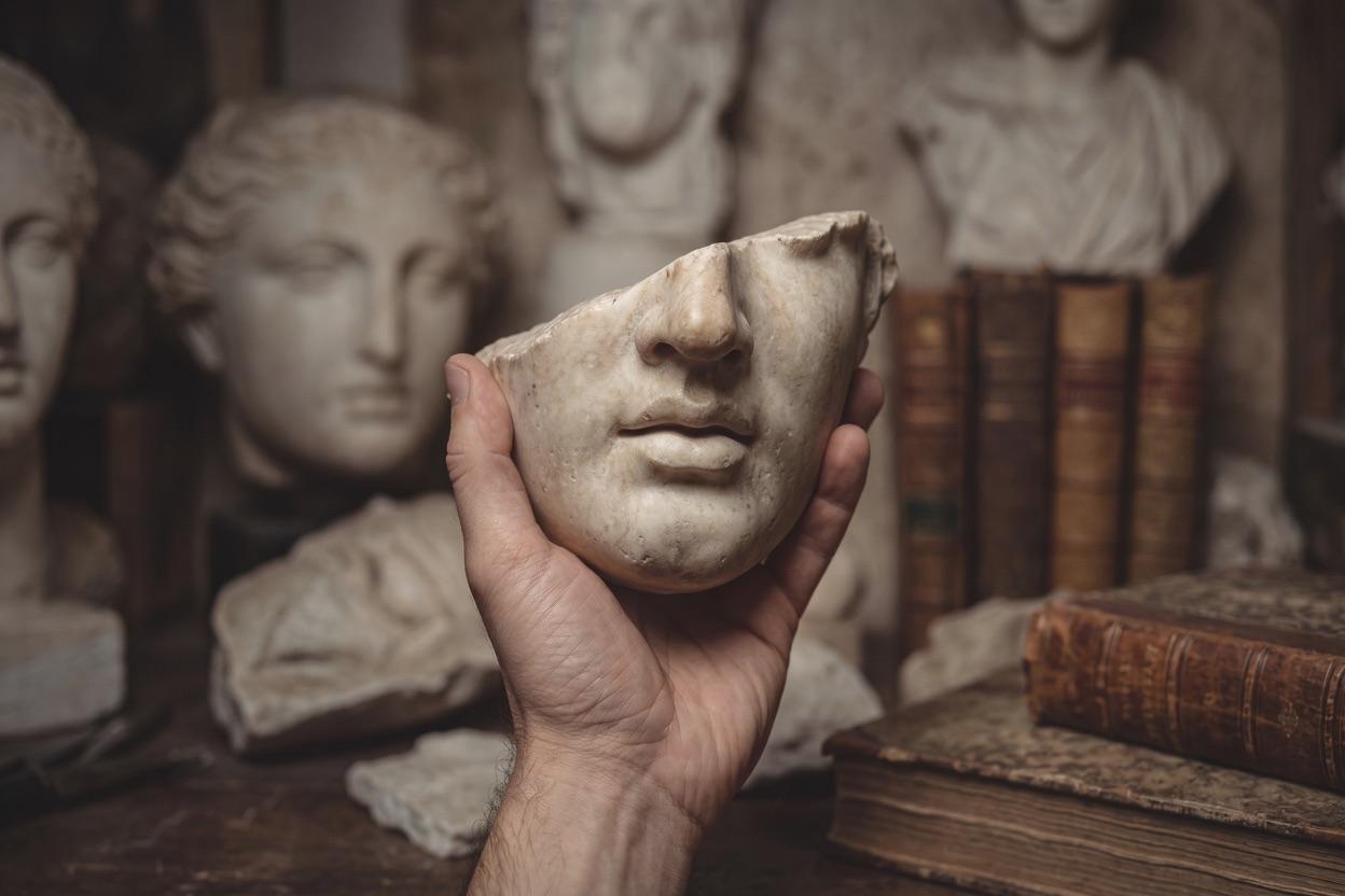 Laia Pla trabajando una escultura en el taller